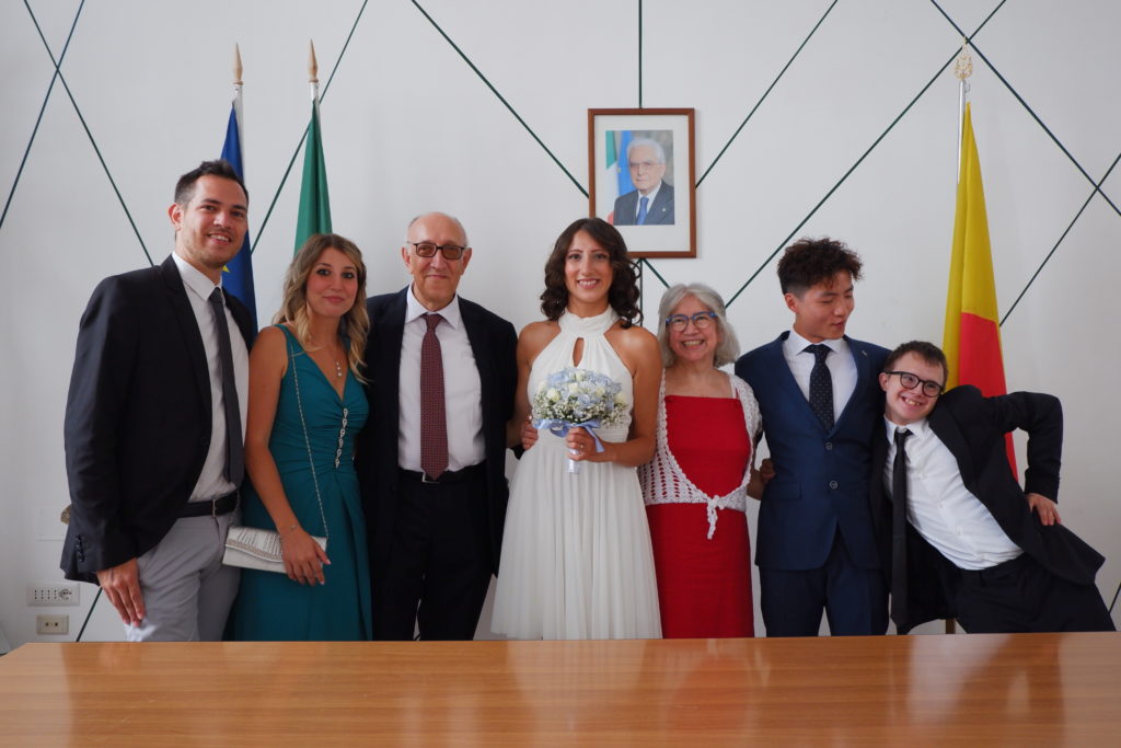 City Hall wedding in Italy. Bride and groom posing with the bride's family.